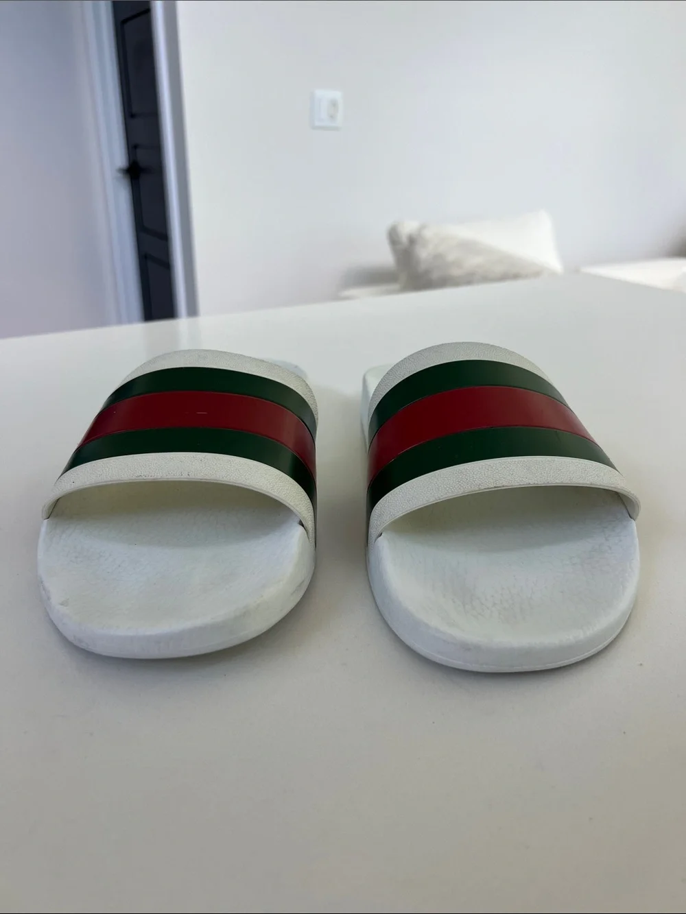 Gucci pursuit ‘72 web rubber open toe slide white sandals green and red striped